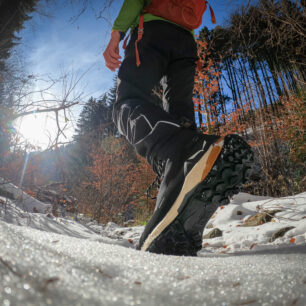 Mezipodešev je opatřena konopným vláknem