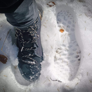 Otisk podrážky ve sněhu