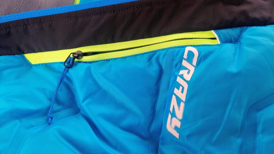 Přední díl je kompaktní a není nijak prošitý. Izolace je péřová na předním a zadním díle.