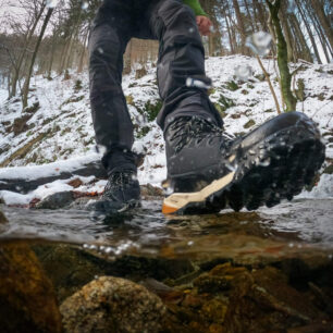 Testování nepromokavosti v říčce na Malé Fatře