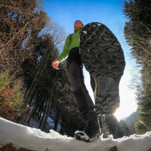 Vzorek podrážky drží a nezanáší se