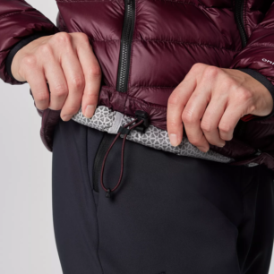 COLUMBIA ARCTIC CREST DOWN HOODED JACKET: V pase je možnost upravit bundu pomocí stahovací gumičky