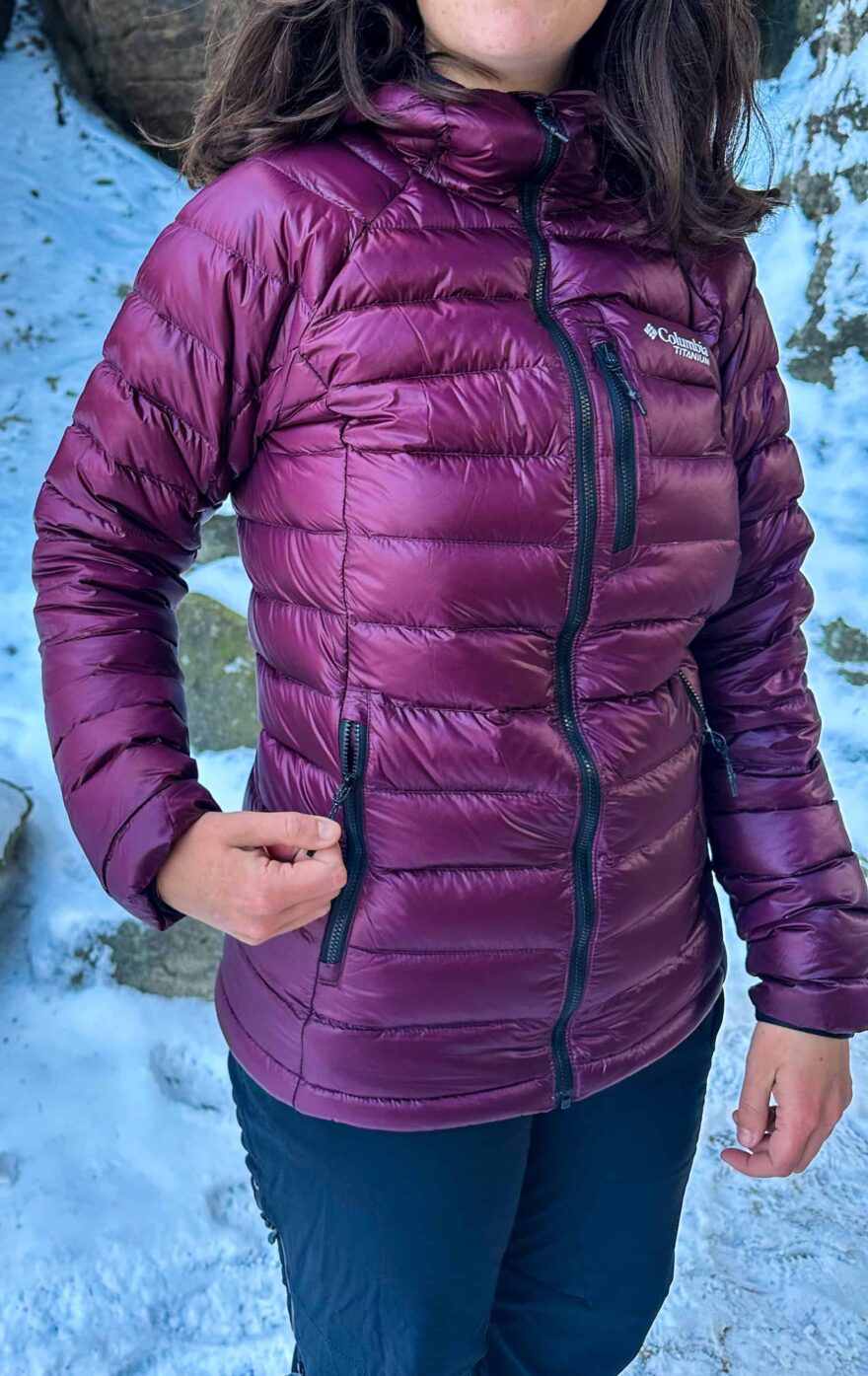 COLUMBIA ARCTIC CREST DOWN HOODED JACKET: Na každém boku je jedna prostorná kapsa, třeba i na zahřátí rukou, s poutkem