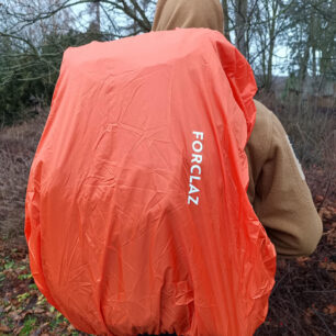 K batohu MT 900 je ve spodní kapse na zip dnes u podobných batohů již standardně dodávaná pláštěnka