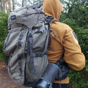 Na pravé straně batohu je i přímo za pochodu dobře dosažitelná kapsa na láhev o obsahu 1 litru