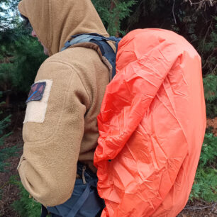Pláštěnka dodívaná jako součást batohu je dostanečně velká na to, aby ho kryla před nepřízní počasí i při jeho maximálním naplnění