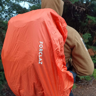 Pláštěnka jako součást batohu MT 900 je dodávána buďto v oranžové nebo červené barvě, aby s ní šlo v nouzi i signalizovat zachráncům