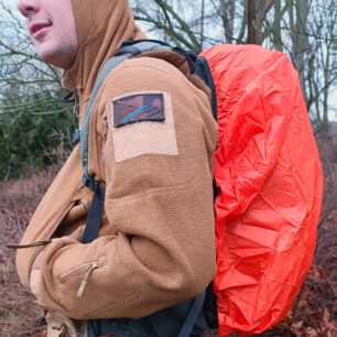 Pláštěnka je součást batohu a je dostatečně velká na to, aby ho kryla i komplet nabalený