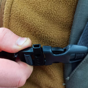 Přezka na prsním popruhu lze použít jako píšťalka