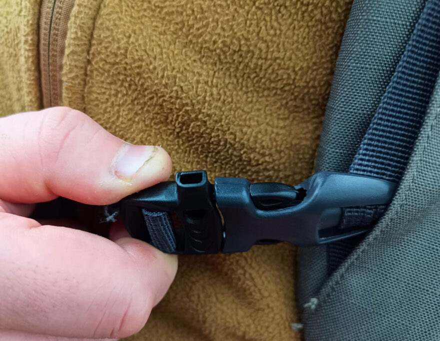 Přezka na prsním popruhu lze použít jako píšťalka