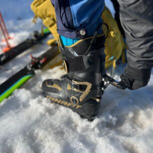 Zatažení a fixace boty DYNAFIT RIDGE PRO systémem HOJI