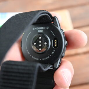 Detail na plastové a lehce vypouklé dýnko hodinek GARMIN Enduro 3