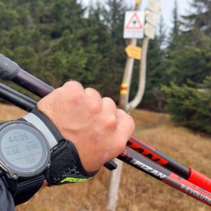 Jednotlivé info obrazovky používají zamykání pomocí přetažení obrazovky - GARMIN Enduro 3
