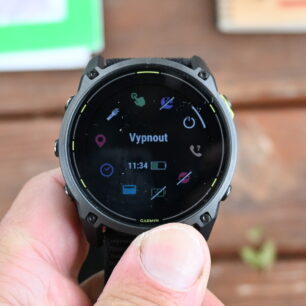 Po delším stlačení levého horního tlačítka se objeví toto MENU - GARMIN Enduro 3