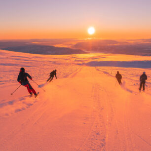 Výhodou lyžování v Norsku jsou jistější sněhové podmínky a delší sezona, která obvykle trvá od podzimu až do jarních měsíců.