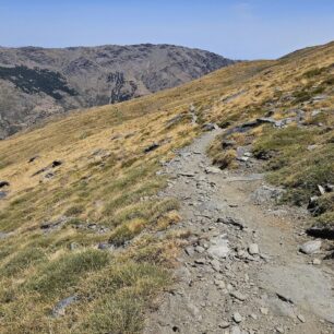 Dlouhý vyhlídkový travez travnatými svahy