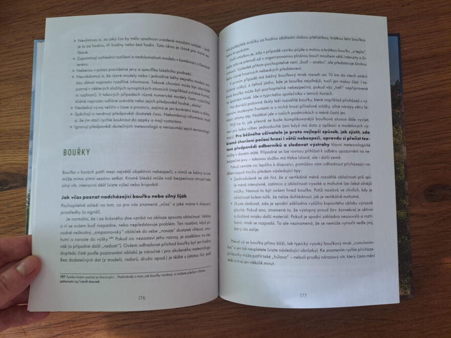 Celý text knihy Jak na přechody hor je protkaný příklady přímo z terénu, na jednotlivých kapitolách spolupracovali a revidovali je také odborníci v jednotlivých oborech.