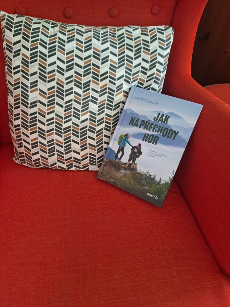 Autor Kuba Venglář předává v knížce Jak na přechody hor léta vlastních zkušeností tak, že máte pocit, jako by vám radil zkušenější kamarád.