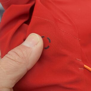 Stahování kapuce a decentní umístění samosvorky do límce bundy PROGRESS ALPEN JKT