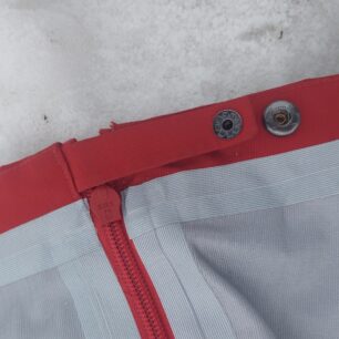 Stahování spodního lemu je řešeno trojicí druků - PROGRESS ALPEN JKT