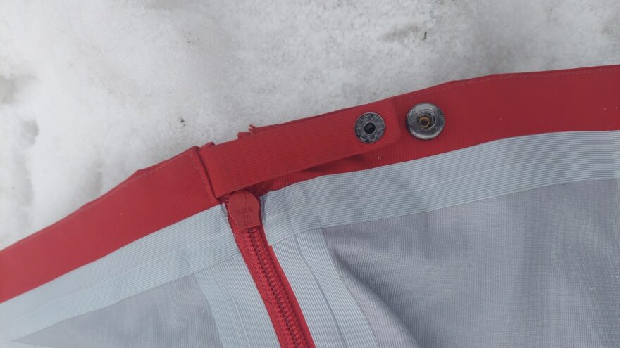 Stahování spodního lemu je řešeno trojicí druků - PROGRESS ALPEN JKT