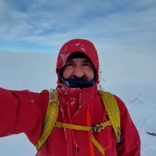 Stažená kapuce dobře chrání při silném větru - PROGRESS ALPEN JKT