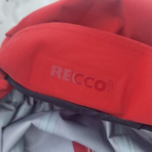Ve vyztuženém štítku kapuce je umístěn reflektor systému RECCO - PROGRESS ALPEN JKT