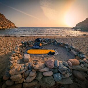 Další noc v ohrádce z kamení se západem slunce na obzoru na Gran Canarii