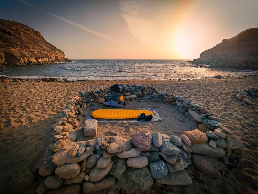 Další noc v ohrádce z kamení se západem slunce na obzoru na Gran Canarii