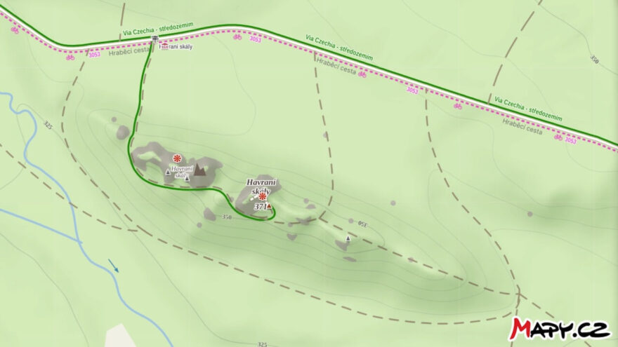 Porovnání orienťácké mapy a turistické mapy Mapy.cz