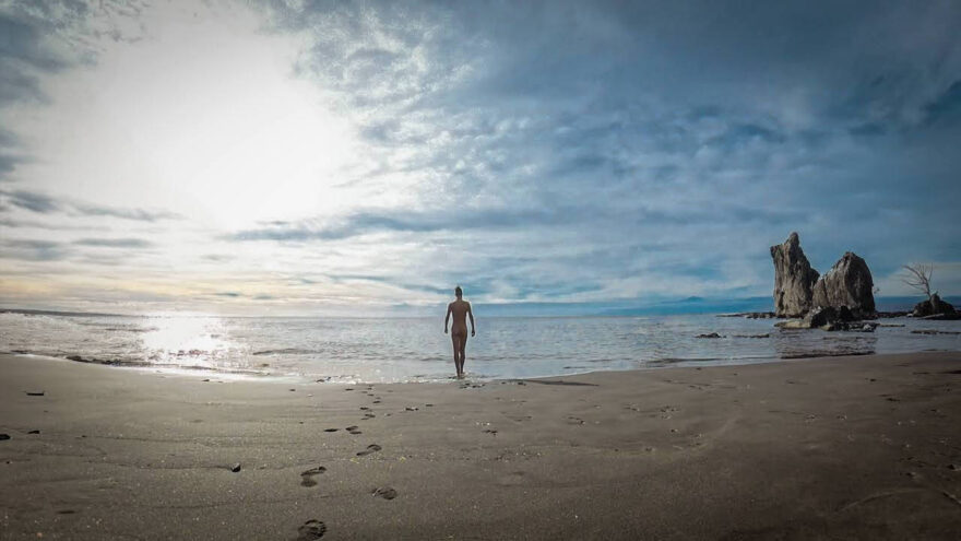 Nádherná opuštěná zátoka Del Chica na Gran Canarii přímo vybízí ke koupání "na Adama"