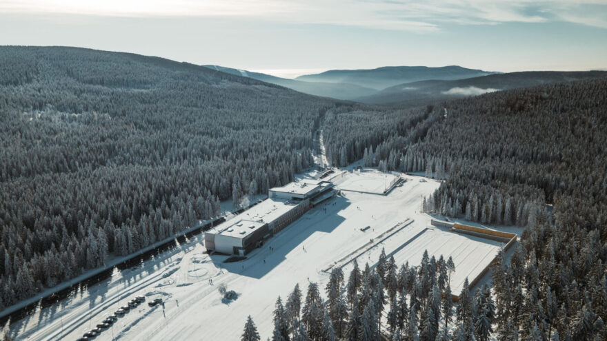 Biatlonový stadion, hotel a startovací místo pro běžkařské okruhy v Jakuszycích Foto DCS Polana Jakuszycka
