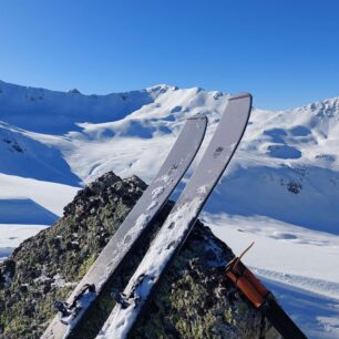 Uchycení pásu na špičce lyže WEDZE WILDER 102 pomocí klasické kovové hrazdičky