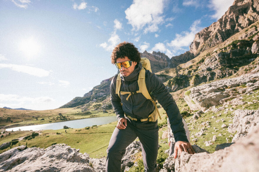 Při rychlém pohybu v horách oceníte i hrudní popruh.