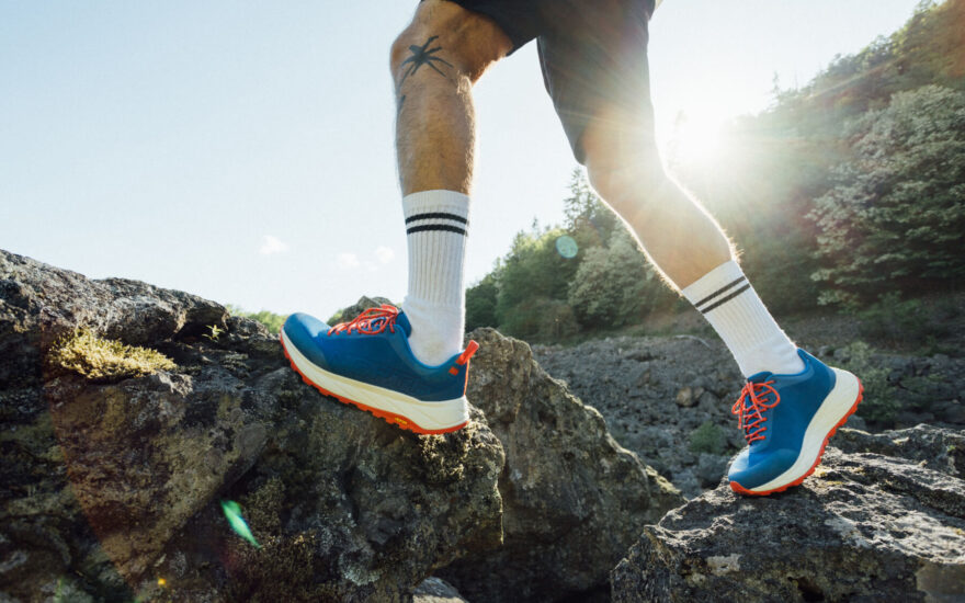 O vynikající trakci se stará odsvědčená podrážka Vibram® Megagrip, která poskytuje oporu na různých površích, včetně mokrého a nerovného terénu.