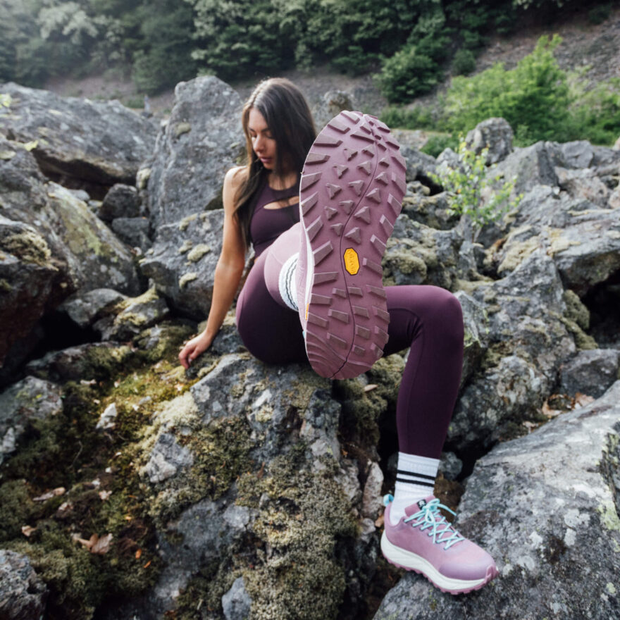 O vynikající trakci se stará odsvědčená podrážka Vibram® Megagrip, která poskytuje oporu na různých površích, včetně mokrého a nerovného terénu.