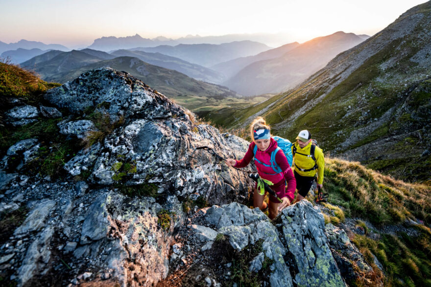 Ambiciózní treková výzva Saalbach Hiking Challenge kombinuje tři vysokohorské treky s celkovou délkou přes 65 km a převýšením 3800 m. Saalbach Hinterglemm. Alpy, Rakousko.