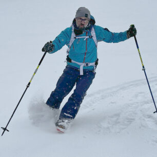 Pro takový freeride je nutné, aby pod novým sněhem byl dostatečně tvrdý sníh - COMBO SKI