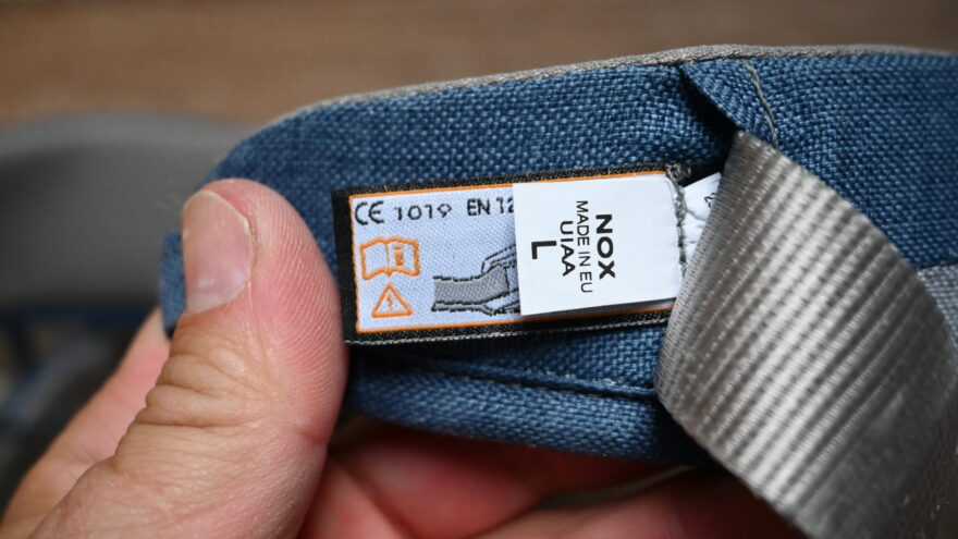 Návod, normy a etiketa je ukryta pod popruhem v pase - Rock Empire NOX