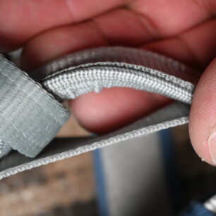 Vyztužené je i oko v pase sedáku Rock Empire NOX