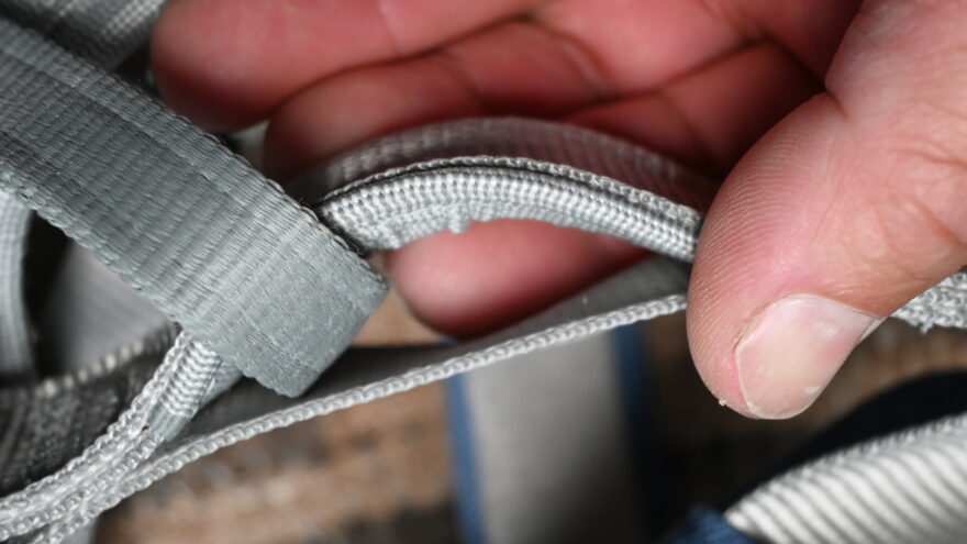 Vyztužené je i oko v pase sedáku Rock Empire NOX