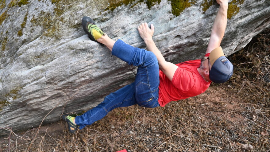 Díky elastickému materiálu a velkému klínu nijak kalhoty WARMPEACE RINGO neomezují v pohybu