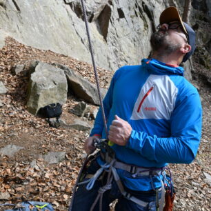 Spouštění jde hladce, ale na tenkých lanech poněkud svižně - EDELRID PINCH