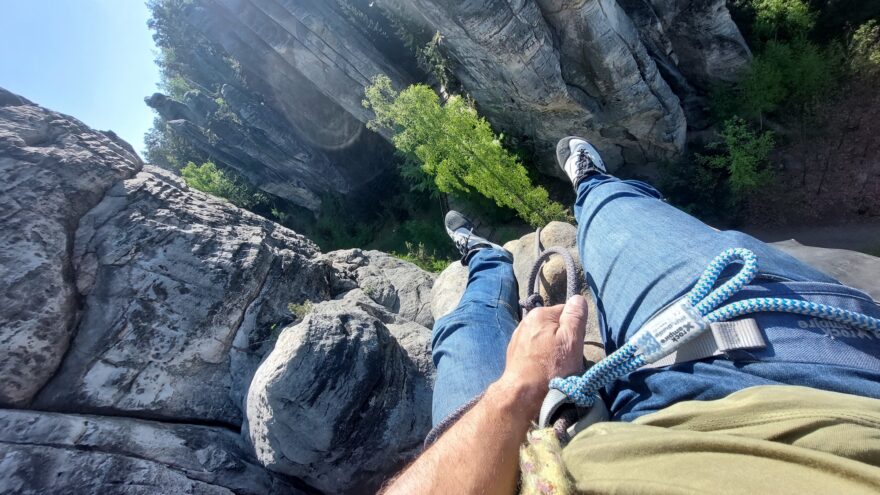 V džínách WARMPEACE RINGO vám leží celý svět u nohou. Alespoň ten lezecký určitě.