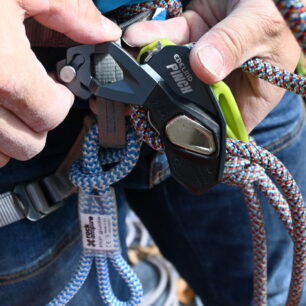 Zajištění bočnice jistítka EDELRID PINCH na oku sedáku