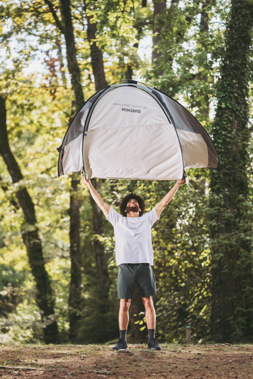 V roce 2025 ikonické samorozkládací stany 2 Seconds z Decathlonu slaví 20 let své existence.