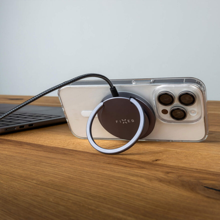 Bezdrátová nabíječka FIXED MagPad Pro s podporou MagSafe, Qi2 certifikací a stojánkem