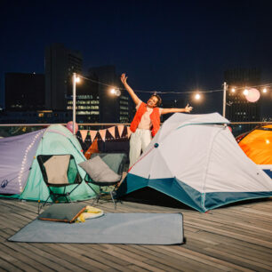 V roce 2025 ikonické samorozkládací stany 2 Seconds z Decathlonu slaví 20 let své existence.