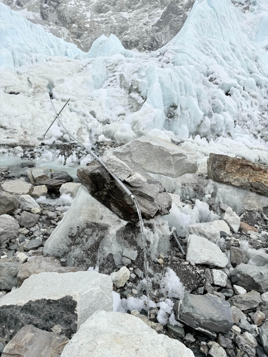 Přívod pitné vody. Everest Base Camp 2025, Himálaj, Nepál