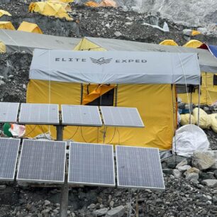 Dobíjení elektroniky funguje hlavně večer. Everest Base Camp 2025, Himálaj, Nepál